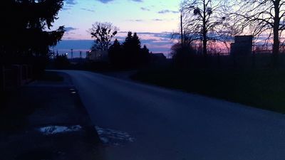 Mieszkańcom Fabrycznej w Kurowie doskwierają ciemności. Latarni nigdy tutaj nie było, ale po remoncie drogi, ilość i prędkość aut pokonujących ten odcinek, wyraźnie wzrosły, co wzmocniło poczucie zagrożenia