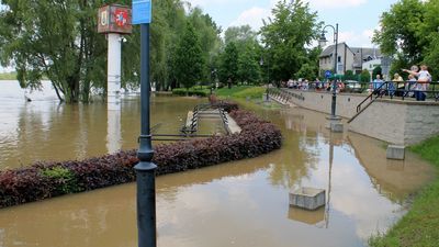 Puławy w maju 2019 roku. Fala wezbraniowa zalewająca nadwiślański bulwar