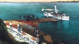 Żeby obejrzeć historyczne fotografie i poznać garść ciekawostek o Puławach, trzeba będzie wziąć ze sobą telefon i pospacerować po mieście. Na zdjęciu wiślane nabrzeże na starej pocztówce z okresu zaboru rosyjskiego