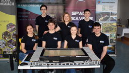 Nisko od lewej: Aleksandra Olszowa (zadania kreatywne), Jakub Karaś (konstruktor), Natalia Sawicka (public relations, marketing)  i Maciej Krawczyk (programista). U góry: drugi programista Bartosz Piłat, nauczycielka Beata Małecka-Perszko oraz konstruktor Jacek Dyrla. Do drużyny należą także mentorzy, byli zawodnicy SB - Oliwia Wawrzycka i Wiktor Ostrach