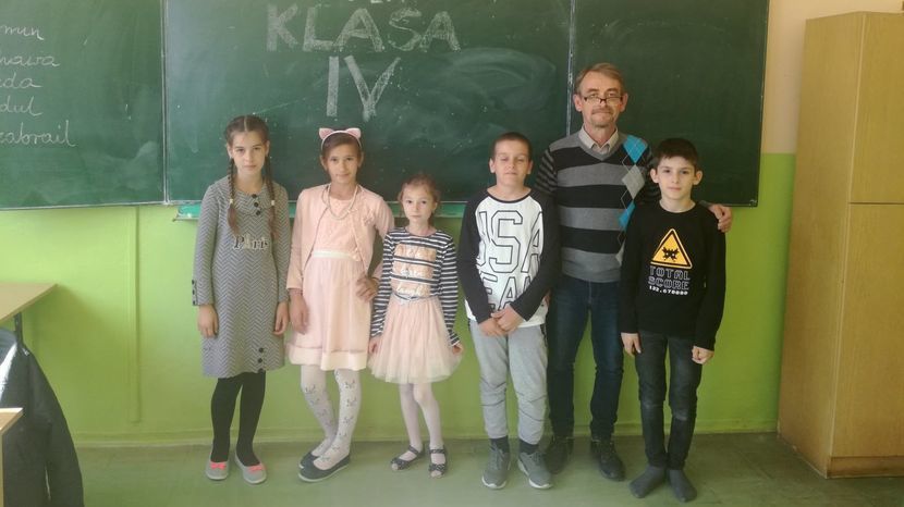 Nauczyciel Krzysztof Banaszczyk ze swoimi uczniami 