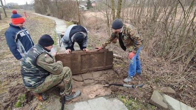 Krzysztof Sokołowski (pierwszy z prawej), Marek Stępniak, Edwin Rozwałka i Emil Sokołowski z odnalezioną macewą