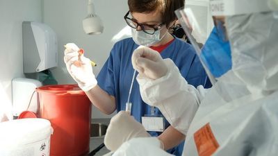 Uwaga, Covid już nie ma najczęstszego objawu