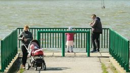 Poniedziałek Wielkanocny nad zalewem. Ekspert: "Na powietrzu możliwość transmisji wirusa jest mniejsza"