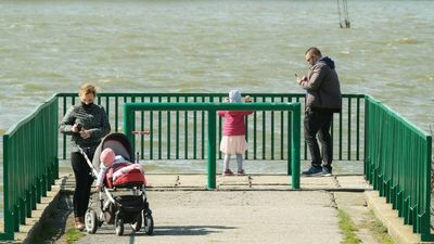 Poniedziałek Wielkanocny nad zalewem. Ekspert: "Na powietrzu możliwość transmisji wirusa jest mniejsza"