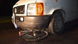 Kierujący volkswagenem LT najechał na leżącego na jezdni rowerzystę. Życia 63-latka nie udało się uratować. 