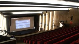 W sali widowiskowej zniknęły schodu łączące balkon z parterem. Wyraźnie poprawiono widoczność sceny zwłaszcza z pierwszych rzędów górnego poziomu. Zamontowano również nowy system sterowanego komputerowo nagłośnienia i oświetlenia sali