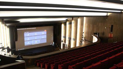 W sali widowiskowej zniknęły schodu łączące balkon z parterem. Wyraźnie poprawiono widoczność sceny zwłaszcza z pierwszych rzędów górnego poziomu. Zamontowano również nowy system sterowanego komputerowo nagłośnienia i oświetlenia sali