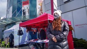 Pani Anna sprzedaje teraz przed galerią handlową