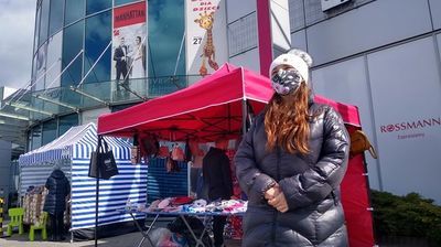 Pani Anna sprzedaje teraz przed galerią handlową