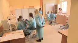 Fizjoterapeuci, farmaceuci i diagności laboratoryjni uczą się, jak szczepić przeciwko COVID-19