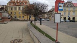 Lublin: Zagadka na placu Zamkowym. Przystanek czeka na autobus