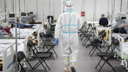 Żona trafiła tu wcześniej, leży dwa rzędy dalej. Byliśmy w szpitalu tymczasowym w Lublinie