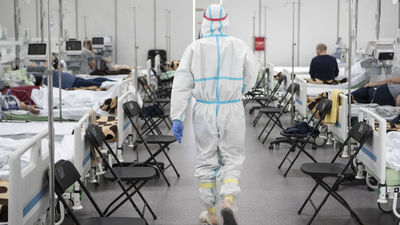 Żona trafiła tu wcześniej, leży dwa rzędy dalej. Byliśmy w szpitalu tymczasowym w Lublinie