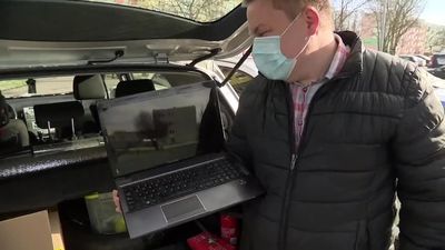 Informatyk naprawia stare komputery i przekazuje je potrzebującym dzieciom