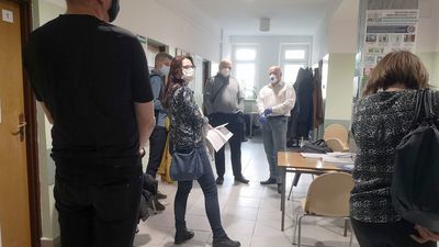 W poniedziałek wielu pracowników uczelni pojawiło się na szczepieniu o tej samej porze, bo nie mieli podanej dokładnej godziny