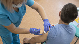 W całym województwie lubelskim do tej pory zaszczepiono dwoma dawkami 123 tysiące osób. Jedną dawkę dostało 436 tys. osób