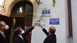 Posłowie KO przed siedzbią firmy E&K