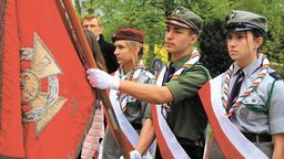 Puławy. Kwiaty pod pomnikiem i patriotyczny koncert