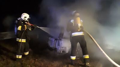 Nocny pożar volkswagena na S17