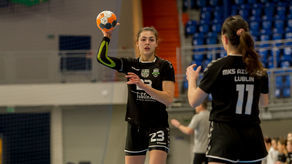 Edyta Byzdra (z piłką) zakończyła trójmecz z Rosjankami z jedną bramką na koncie