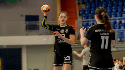 Edyta Byzdra (z piłką) zakończyła trójmecz z Rosjankami z jedną bramką na koncie