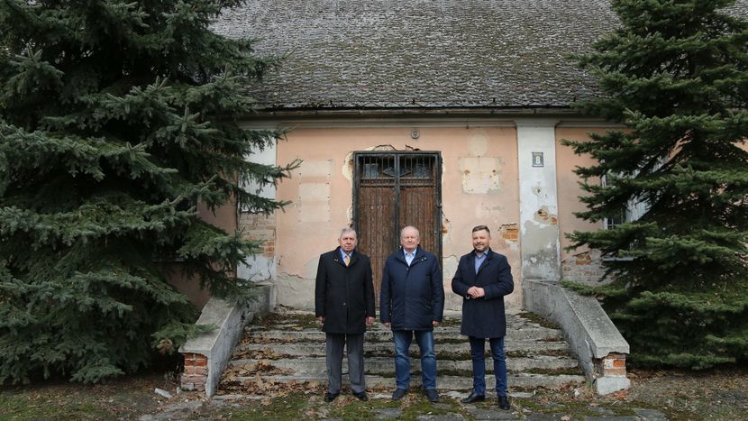 Przed starym budynkiem stoją trzy pokolenia wójtów Wólki. Od lewej: Tadeusz Małaj, Włodzimierz Hofa i Edwin Gortat 