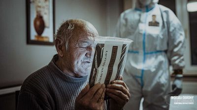 Oni spędzą święta samotnie w szpitalach i DPS. Pomogą żołnierze z tabletami