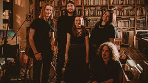 Zespół tworzą: od lewej - Isaac Trounce - wokal, gitara; Yura Er - perkusja; Alicja Ławecka – wiolonczela; Kasia Wojtala - wokal oraz Artur Kopciowski - gitara.