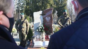 11. rocznica katastrofy smoleńskiej. Złożono wieńce na grobie Edwarda Wojtasa