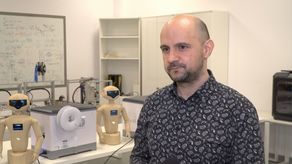 Budując coraz bardziej złożone i skomplikowane rozwiązania wyposażone w sztuczną inteligencję, które bardzo dobrze nas rozumieją i potrafią odczytać nasz stan emocjonalny, możemy doprowadzić do sytuacji, gdzie roboty będą też przeżywały stany emocjonalne – mówi Paweł Zarzycki