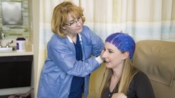 Dzięki onkoczepkom pacjenci nie tracą włosów podczas chemioterapii. Stosuje je jedyny szpital w regionie