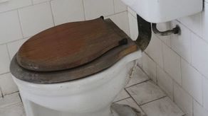 Tak się bawią w Hrubieszowie. Sedesy zamiast ławki