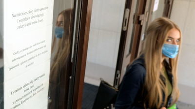 W poniedziałek najmłodsi wracają do szkół. "Nauka w szkole jest jednak dla dzieci lepsza"