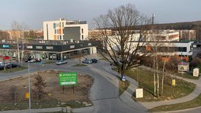 Myjnia powstaje tuż przy parkingu osiedlowego centrum handlowego