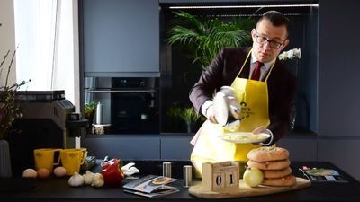 Andrzej Wnuk  smaży jajecznicę z pokrzywą