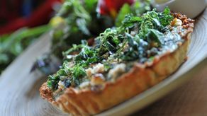 Tarta z pokrzywą to autorski pomysł Agnieszki Filiks. Świetnie smakuje na zimno. Na piknik jak znalazł