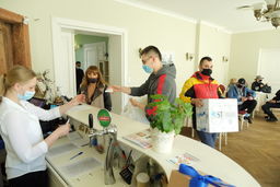 Dzięki znacznie obniżonym cenom restauracja przygotowuje i sprzedaje na wynos bardzo dużo posiłków