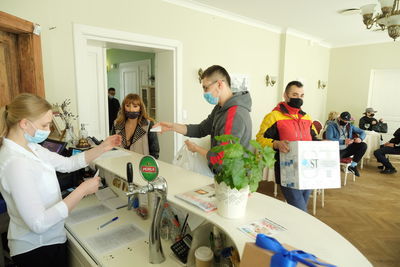 Dzięki znacznie obniżonym cenom restauracja przygotowuje i sprzedaje na wynos bardzo dużo posiłków