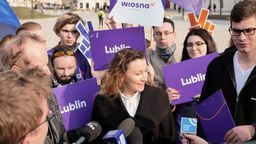 Zarówno Monika Pawłowska (w środku) jak i Jędrzej Halerz (po prawej) przekonują, że zdjęcia z bloga Huberta Znajomskiego (z tyłu po lewej) nie przedstawiają stosowania przemocy. Tutaj zdjęcie z 2019 r., kiedy cała trójka działała w Wiośnie Roberta Biedronia