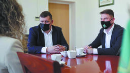 Wiesław Muszyński (z prawej) podczas spotkania z Moniką Pawłowską (Porozumienie), która jeszcze niedawno także zaliczała się do polityków lewicy