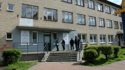 Pacjenci stoją przed drzwiami przychodni. Wielu starszych ludzi nie może ustać na nogach, nie mogą wejść do środka i usiąść – zaalarmował nas Czytelnik