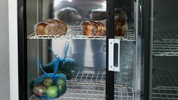 Wszyscy, którzy chcą się podzielić żywnością, mogą zostawić ją w lodówce przy Hali Targowej. To produkty dla potrzebujących, dostępne za darmo, 24 godziny na dobę. Uwaga techniczna - drzwi lodówki są przesuwne - nie należy za nie szarpać