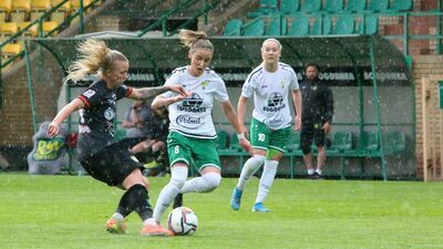 Ewelina Kamczyk (w białym stroju) jest liderką klasyfikacji strzelczyń Ekstraligi

