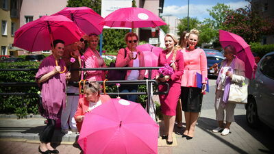 Dzisiejsze spotkanie Amazonek i posłanki Marta Wcisło przed budynkiem Lubelskiego Oddziału Wojewódzkiego NFZ 