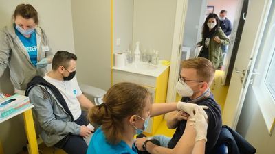 Mobilny punkt szczepień na placu Zamkowym w Lublinie.