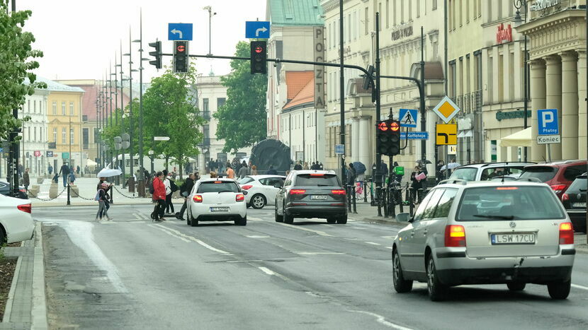 Nie jest planowana wymiana nawierzchni miejsc parkingowych wydzielonych na chodniku między ul. Chopina a Kołłątaja po stronie Lublinianki, mimo sugestii jednej z firm zainteresowanych kontraktem