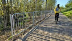 Górki czechowskie. Ścieżka, plac zabaw i barierki, które nie podobają się radnej