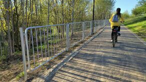Górki czechowskie. Ścieżka, plac zabaw i barierki, które nie podobają się radnej