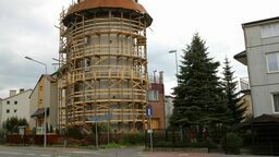 Wykonawca robót ustawił już rusztowania wokół budynku. Na remont będzie miał 200 dni, czyli około 6,5 miesiąca